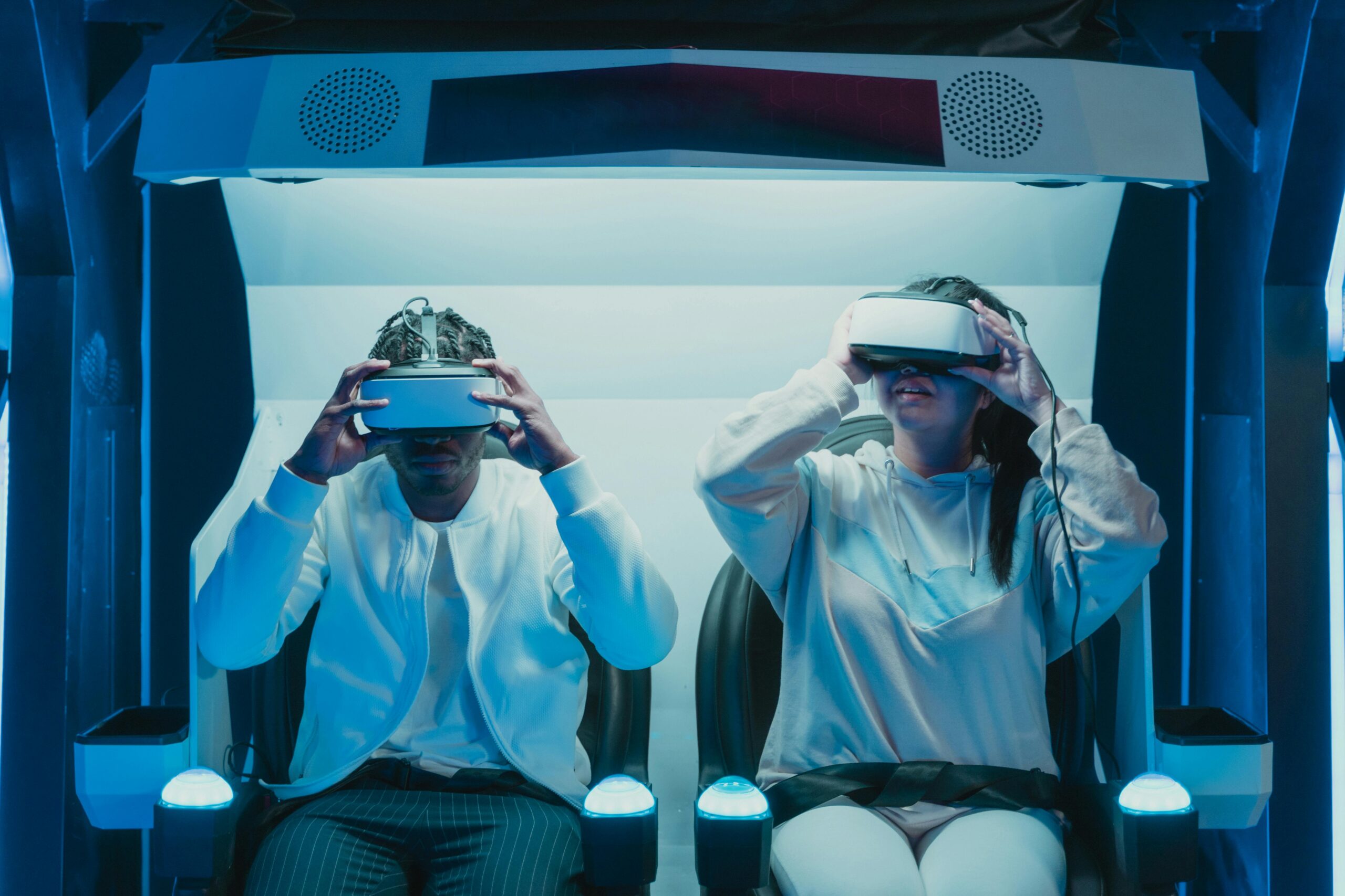 Personne utilisant un casque de réalité virtuelle pour une expérience immersive